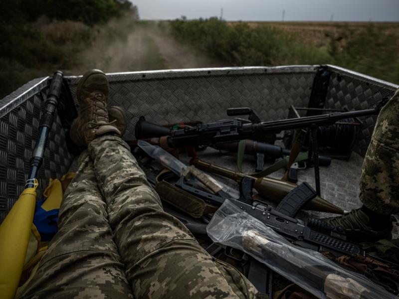 Люди вміщують усе своє життя у дві сумки. Графіки відключення світла перестають бути їхньою турботою: військовий кореспондент про різницю між життям на фронті та в тилу.