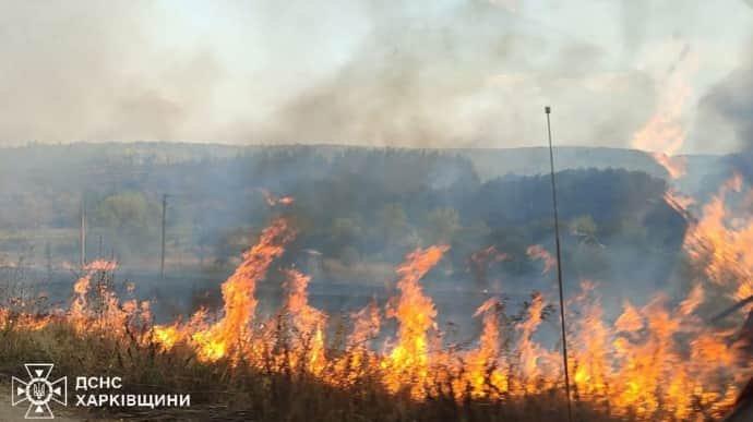 Велика пожежа в Харківській області: двоє постраждалих (ВІДЕО)