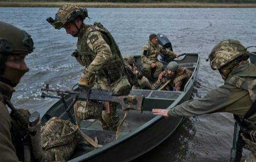 Українські морські піхотинці знищили російський безпілотник, використовуючи катер.