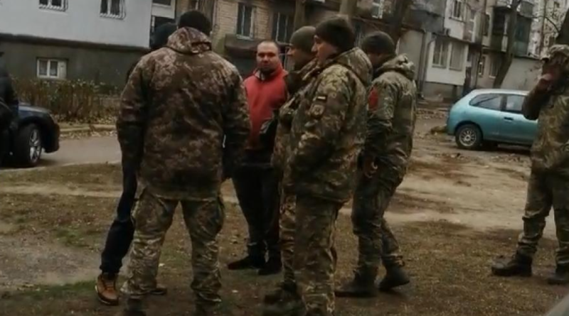 Що потрібно виконати безумовно: відповідно до вимог закону, територіальні центри комплектування та поліція зобов'язані затримувати осіб, які ухиляються від призову.