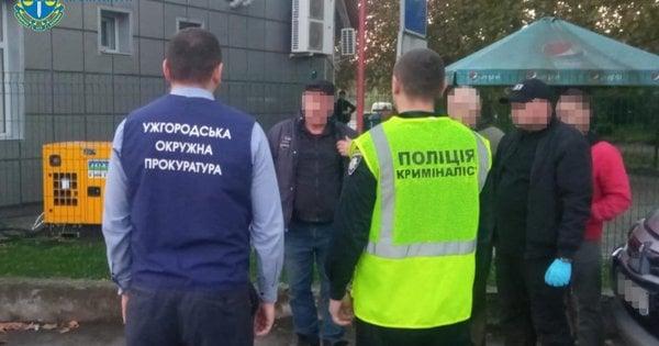 Правоохоронці затримали двох мешканців Ужгорода, які намагалися нелегально переправити ухилянта до Словаччини.