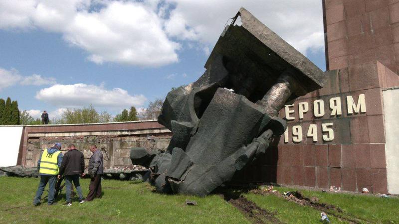 На аукціоні були виставлені скульптури партизанів, дівчинки та воїнів, що розташовані на пагорбі Слави в Рівному. Це повідомлення опубліковано на сайті 