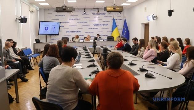 Українці стали більш уважними до фейкових новин, проте найбільшу довіру відчувають до своїх близьких та знайомих.