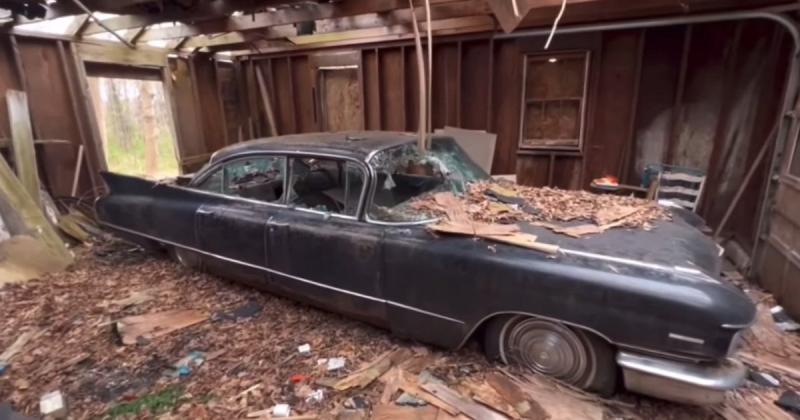 Cadillac DeVille 1960 року був знайдений залишеним у забутому старовинному маєтку.