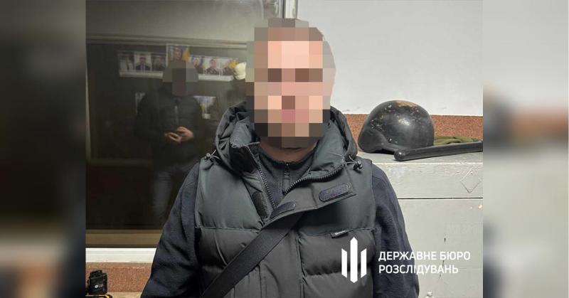 Затримали столичного правоохоронця, який за 10 тисяч доларів організовував втечу ухилянтів до Європейського Союзу: йому висунули підозру.